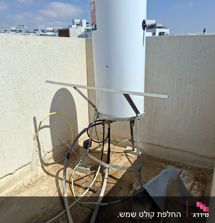 דוד שמש על גג עם צינורות וחיבורים